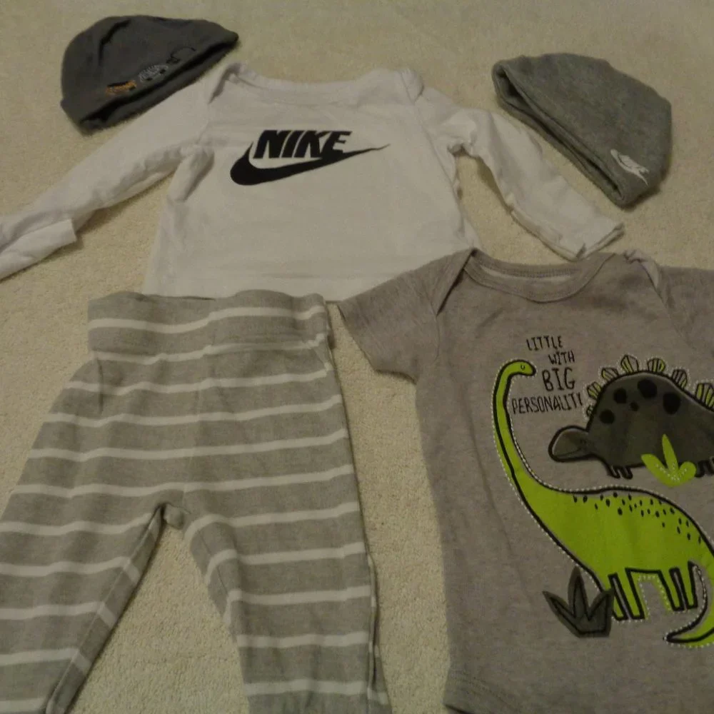 BABY BUNDLE 2 CAPS ONSIE & PANTS SHIRT